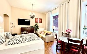 Home Away Main Square Apartment